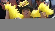 Mit Sonnenblumenkostüm und gelber Federboa tanzt ein Raver am 10. Juli in Berlin. Bei der Loveparade erwarten die Veranstalter mehr als eine Million Teilnehmer aus aller Welt in der Hauptstadt.