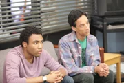Ausgerechnet  an ihren neuen Freund Lukka macht sich Britta ran. Abed (Danny Pudi, r.) und Troy (Donald Glover, l.) müssen handeln, bevor sich die beiden näher kommen können ...
