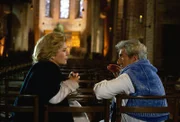 Trotz ihrer Liebe füreinander, haben Christine von Guldenburg (Christiane Hörbiger) und Gregor Baschkurin (Daniel Gélin) nur wenig Aussichten auf eine gemeinsame Zukunft.