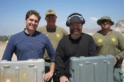 Tory und Tommy posieren mit Mitgliedern des Riverside Bomb Squad