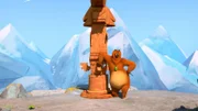 Grizzy beobachtet, wie die Bärendame die Holzstatue anhimmelt. Kurzer Hand beschließt er, seiner Angebeteten eine noch viel schönere Statue zu schnitzen.