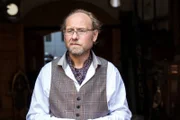 Ist der seriös wirkende Antiquitätenhändler Dr. Wolf-Dieter Kehl (Bernd Michael Lade) in den Mordfall verstrickt?