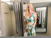 Michelle ist auf der Suche nach dem perfekten Outfit.