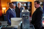 Director Leon Vance (), Leroy Jethro Gibbs (Mark Harmon), Timothy McGee (Sean Murray, r.)