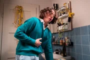 Till (Marinus Hohmann) wird vom ganzen Alkohol schlecht und er muss sich übergeben.