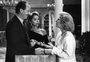 Christine von Guldenburg (Christiane Hörbiger, re.) verabscheidet Hanns von Mehringen (Friedrich von Thun), den sie wegen eines Geschäftsgesprächs eingeladen hatte. Änne Günther (Monika Peitsch, Mi.) ist von dem charmanten Herrn sehr angetan.