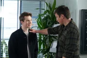 John Nolan (Nathan Fillion) begrüßt seinen Sohn Henry Nolan (Zayne Emory) in Los Angeles.