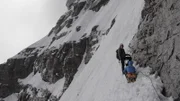 eine Person in einem verschneiten Berg.