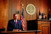 Frank Reagan (Tom Selleck, l.); Richterin Cameron Miller (Bernadette Quigley, r.)