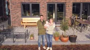 Eine große Rasenfläche, ein Zaun, eine Terrasse - so langweilig präsentiert sich die Außenanlage bei Familie Willemsen in Korschenbroich. Nun soll sich der Garten in ein insektenfreundliches, buntes Blütenmeer verwandeln. Zu diesem Duell bittet Eva Brenner die Gartenprofis Frank Egger und Marius Surmann. Wer sorgt hier für eine Farbexplosion?