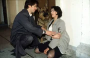 L-R: Kommissar Mosers (Tobias Moretti, l.) Kollegin Elisabeth Böhm (Sabine Petzl, r.) hat sich als Austauschgeisel für Diana Markus zur Verfügung gestellt. Dabei wird sie angeschossen ...