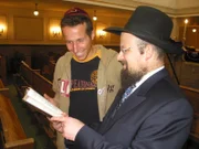 Willi Weitzel mit Rabbiner Israel Diskin in einer Synagoge. Heute möchte Willi herausfinden, was es bedeutet, jüdisch zu sein.