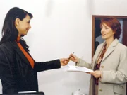 Pia Heilmann (Hendrikje Fitz, rechts) ist vom angebotenen Haus begeistert und kann nicht glauben, dass die Maklerin Katrin Weber (Ivana Kansy) dieses für einen sehr günstigen Preis zum Kauf anbietet. Wo ist nur der Haken?