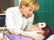 Annika Arndt (Samira Bedewitz, rechts) ist von der Leiter gefallen, und Dr. Kathrin Globisch (Andrea Kathrin Loewig) diagnostiziert ein schweres Schädelhirntrauma.
