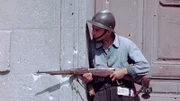 Ein Kämper der Résistance beteiligt sich im August 1944 an der Seite der Alliierten an der Befreiung Frankreichs.