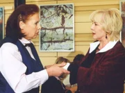 Charlotte (Ursula Karusseit, links) ist von dem plötzlichen Auftauchen von Else Schirmer (Annekathrin Büger) peinlich berührt: hat sie doch auf der Kur erzählt, sie besäße eine Villa und eine Gastronomiekette! Jetzt muss sie das Spiel weiterspielen...