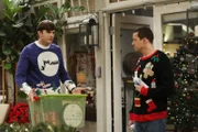 Versuchen alles, um Louis von der Echtheit des Weihnachtsmanns zu überzeugen: Walden (Ashton Kutcher, l.) und Alan (Jon Cryer, r.) ...
