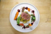 Das Hauptgericht von Spitzenkoch Ali Güngörmüs: Rumpsteak mit Bratkartoffeln.