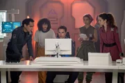 (l-r) Reece Ritchie als Lt. Spencer Lane, Stacey Read als Alicia Nevins, Richard Fleeshman als Lt. James Brice, Tiana Upcheva als Eva Markovic, Christie Burke als Lt. Sharon Garnet