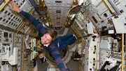 Im Jahre 1993 flog Astronaut Ulrich Walter selbst für zehn Tage an Bord eines Space-Shuttles in die Erdumlaufbahn. In dieser Episode erklärt er dem Publikum mehr über rätselhafte Beobachtungen am Rand unseres Sonnensystems.