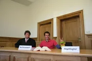 Willi mit Rechtsanwalt Thomas Fleschutz und dem Angeklagten Kroko Dil vor Gericht.