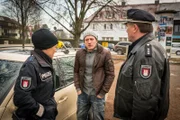Franzi (Rhea Harder-Vennewald, l.) und Hans (Bruno F. Apitz, r.) merken, dass mit Peter Badura (Josef Heynert, M.) etwas nicht stimmt. Er ist nervös und weicht ihren Fragen aus.