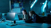 Assistentin Charlie (Mathilde Bundschuh, l.) und Anwaltssohn Viktor Gellert (Connor Krause, r.) hacken sich in den Rechner der Firma Mienai Gaming ein.