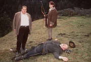 "Der Bulle von Tölz - Waidmanns Zank", Zwischen dem Jäger Erwin Burger und seinem Erzfeind, dem Schallerwirt, spitzt sich die seit Jahren bestehende Fehde massiv zu. Einer von Burgers Helfern wurde angeschossen und einer seiner besten Hirsche von einem Wilderer erlegt. Benno greift ein, als die Leiche Sepp Schallers gefunden wird. Die Ermittlungen gestalten sich äußerst schwierig, da keiner der Verdächtigen die Wahrheit sagt. Im Bild (v.li.): Ottfried Fischer (Benno Berghammer), Katerina Jacob (Sabrina Lorenz), Anton Pointecker (Burger).