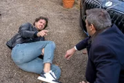 Tom (Milan Marcus) behauptet, dass Christoph (Dieter Bach) ihn mit Absicht angefahren hat.