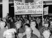 Die aufgebrachte Menge verhindert die Vernichtung vieler Akten. Ein wichtiger Schritt zur Auflösung der Stasi.