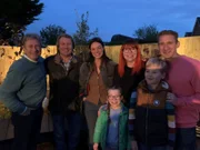 V.l.: Alan Titchmarsh, David Domoney und Frances Tophill mit der Peacock Familie. Die Verwendung des sendungsbezogenen Materials ist nur mit dem Hinweis und Verlinkung auf RTL+ gestattet.