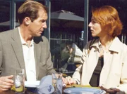 MDR Fernsehen IN ALLER FREUNDSCHAFT FOLGE 191, Pia (Hendrikje Fitz) plagen an den schweren Verletzungen einer Patientin Schuldgefühle und sucht beim Interimschefarzt Dr. Meyerhoff (Michael Lesch) Verständnis und Trost.