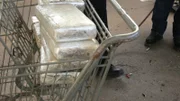 Pakete mit mutmaßlichen Betäubungsmitteln werden in einem Einkaufswagen gestapelt, nachdem sie aus dem Fahrzeug eines Verdächtigen geborgen wurden. (National Geographic)