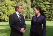 Markus (Roland Koch) kann die Staatsanwältin Grace Chang (Milena Karas) täuschen.