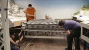 Eine Lieferung aus Übersee mit geheimnisvoller Konstruktion kommt in Hamburg an. Die riesige Mechanik soll den stürmischsten Wasserweg der Welt simulieren: die Meerenge zwischen Pazifik und Atlantik.