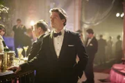 In dem nahegelegenen Wald von Joss Bixbys (David Oakes) nobler Villa wird eine Frauenleiche gefunden.