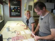 Das Ehepaar Petra und Matthias Schuetz bummeln durch die Altstadt von Stockholm in Schweden und nehmen an einem Zuckerstangen-Workshop in einem Süßigkeitengeschäft teil. Damo Sundvall zeigt ihnen, wie sie die Zuckerstangen kneten müssen: Matthias stellt sich sehr ungeschickt an, nimmt es aber mit Humor.