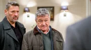 Meyser (Christoph Krix, M.) hält Christoph (Dieter Bach, r.) für den Hauptverdächtigen in einem Mordfall.