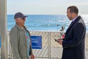 Dickie Delaney (Jimmy Buffett, l.); Danny Reagan (Donnie Wahlberg, r.)