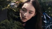 Evelin (Emily Kusche) entdeckt fremde Menschen auf der Insel.