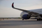 Ein Flugzeug parkt auf dem Rollfeld des Hartsfield-Jackson Atlanta International Airport.