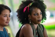 Neben Bliss Monroe (Elizabeth Tan, l.) zählt auch die Privatdetektivin Zelda Moncrief (Jocelyn Jee Esien, r.) zu den Verdächtigen, da sie vom Tatort geflüchtet ist. Hat sie etwas gesehen, was sie nicht sehen sollte?