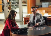 Zoe Morgan (Paige Turco) und Finch (Michael Emerson)