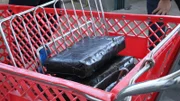 Mehrere Pakete mit mutmaßlichen Betäubungsmitteln, die im Fahrzeug eines Verdächtigen gefunden wurden, werden in einen roten Einkaufswagen gelegt und gesammelt. (National Geographic)