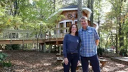 The treehouse is complete. On the right: Pete Nelson.