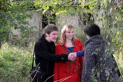 Caro und Ludwig können es kaum erwarten, bis ihnen die Besitzerin das Haus zeigt. Von links: Ludwig Brunner (Martin Wenzl), Caro Ertl (Teresa Rizos) und die Hausbesitzerin (Gabriele Koss).