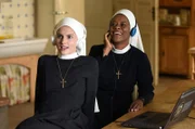 Schwester Sina (Romina Küper, li.) und Schwester Lela (Denise M'Baye) komponieren.