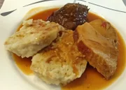 Gemischter Braten mit Böhmischen Knödeln.