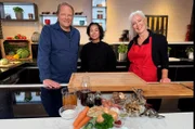 Björn Freitag zeigt gemeinsam mit Koch-Influencerin Rosa Roderigo (M.) und Ernährungsexpertin Anja Tanas (r.) wie man deftige Klassiker ganz ohne Fleisch kochen kann.
