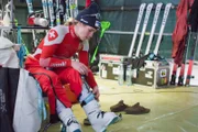 Der Ski-Zirkus – Richtungswechsel Schweizer Skirennfahrerin Camille Rast beim Anziehen ihrer Skischuhe.